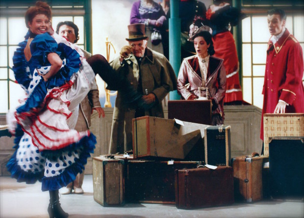 La Vie Parisienne, Orchestre Symphonique d’Europe sous la Direction de P.M. Durand, MES Olivier Bénézech, Décor de Louis Bercut, costumes Rosalie Varda, de gauche à droite Gabriel Bacquier, Sophie de Ségur, Bernard Alane. Photo François Rousillon & associés. Opéra Comique 1990